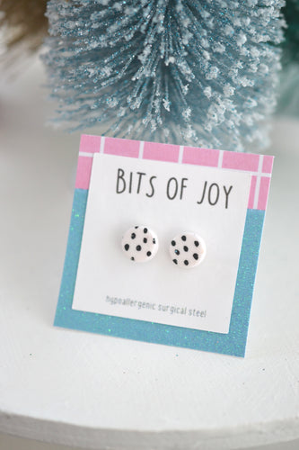 Dotted silk screen studs