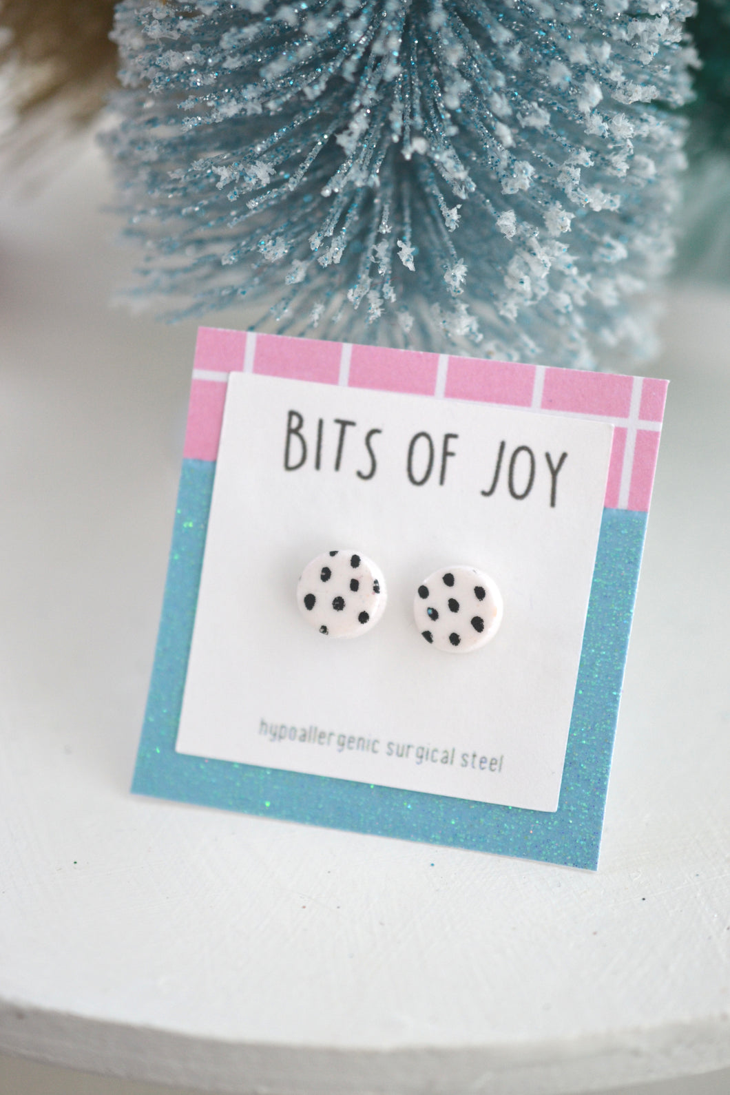 Dotted silk screen studs